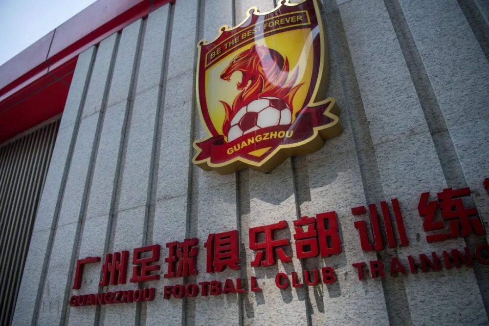 伊藤菜菜子微微一笑，端着餐盒走上前，说：田中桑，我从家里给你带了病号餐，家里的厨师专门做的，你趁热吃吧。
